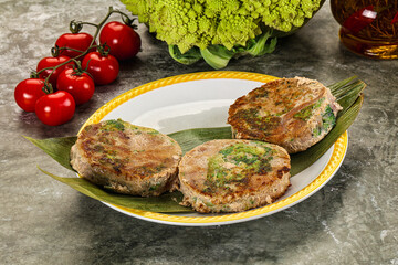 Roasted tuna medallion with broccoli