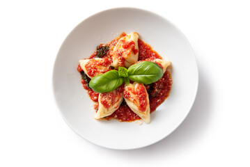 Piatto di culurgionis ogliastrini, tipica pasta ripiena di pecorino, patate e menta, ricetta tradizionale della cucina Sarda, cibo italiano 