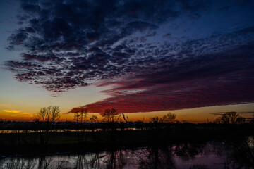 Obraz premium Sonnenuntergang an der niederbayerischen Donau