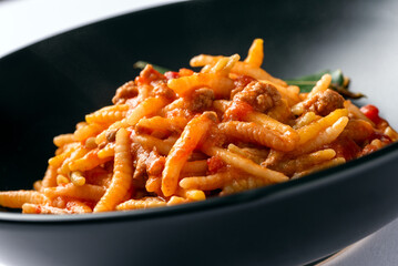Malloreddus con ragù di carne, pasta sarda, cibo italiano 