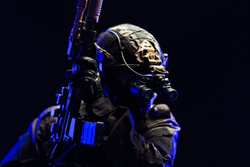 Naklejka premium Tactical Soldier Equipped with Night Vision Gear Holding Weapon in Dark