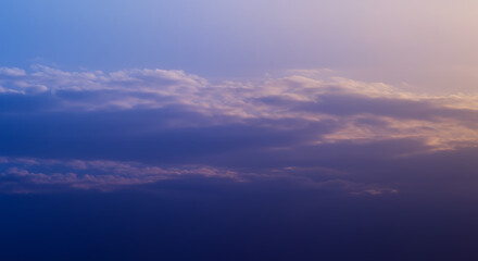 Obraz premium Serene Sunset Sky: Purple and Pink Cloudscape at Dusk