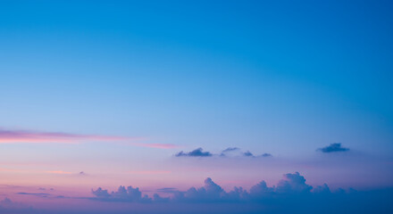 Fototapeta premium Serene Sunset Sky: Pastel Hues and Soft Cloudscape