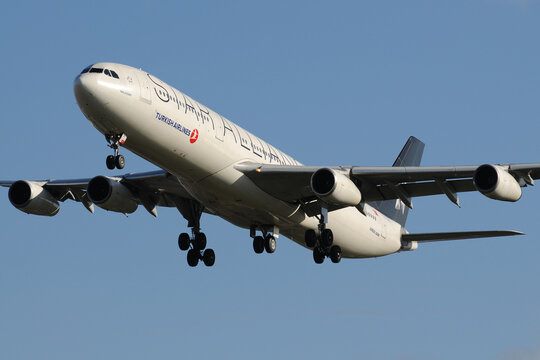 Turkish Airlines Airbus A340 Landing at London Heathrow from Istanbul