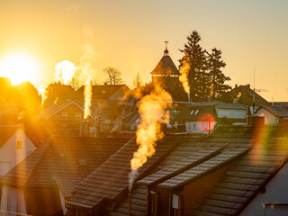 Rauchende Schornsteine an einem kalten Wintermorgen