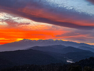 Fototapeta premium sunset over the mountains with pink clouds