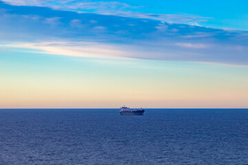 ENTARDECER NO ALTO MAR