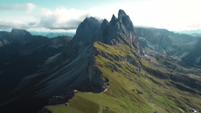 Drohnen Aufnahme von Seceda in Italien.