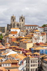 Fototapeta premium Portugal, Porto. The Porto Cathedral and traditional tile roofs.