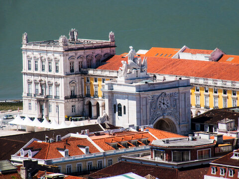 Portugal, Lisbon. Rua Augusta Arch as seen from above. Built as a commemoration of the capital city's speedy recovery and reconstruction following the disastrous earthquake of 1755.