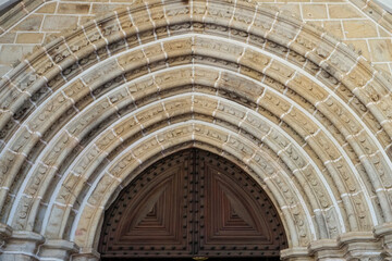 Obraz premium Evora, Portugal. Stone archway above church door.