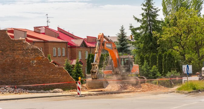 Polska Ostrowiec Świętokrzyski 6 czerwca 2023 10:53 Rozbi&oacute;rka starej plebanii - koparka DOOSAN w akcji. Zrujnowana zabytkowa plebania z cegły jest rozbierana przy pomocy dużej koparki na gąsienicach.