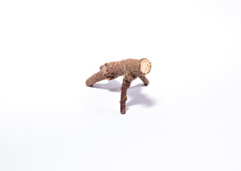 Ein Stück Holz in Form eines Menschen macht Liegestütze