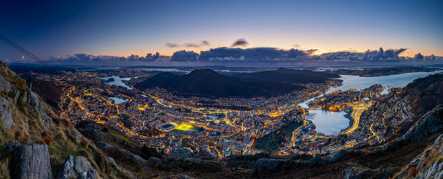 Die Aussicht vom Berg Ulriken auf die Stadt Bergen in Norwegen bei Sonnenuntergang