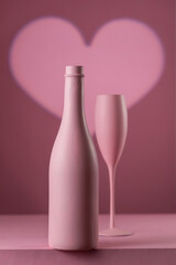 Copa y botella rosa en fondo rosa con luz de corazón