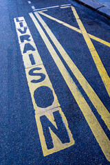 Marquage au sol "LIVRAISON" écrit en français indiquant un emplacement de stationnement automobile réservée aux livraisons dans une rue de Paris, France