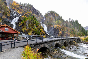 Fototapeta premium Der Wasserfall Låtefossen bei Skare in Norwegen
