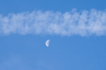 chemtrails with the moon, chemtrails, moon, contrails, traces in the sky, airplane exhaust