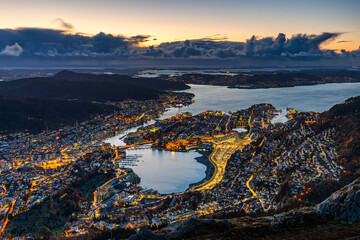 Die Aussicht vom Berg Ulriken auf die Stadt Bergen in Norwegen bei Sonnenuntergang
