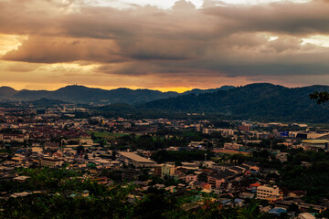 Obraz premium Background of evening sky light with the sun setting behind the horizon in the mountains. There is a beautiful golden light.