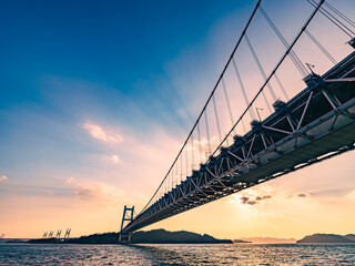 Obraz premium 真下からみる夕方の瀬戸大橋 岡山県の田土浦公園 フィルム風