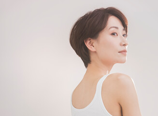ヘルシーなミドル世代女性のビューティーイメージ。
