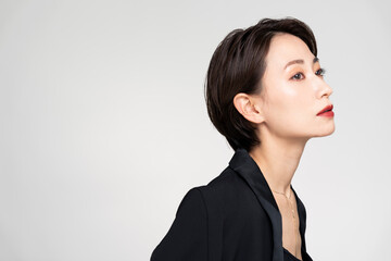 赤いリップメイクをした美しいアジア人女性の横顔。 © lielos