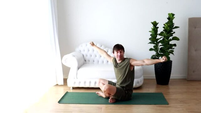 homem relaxando com sono em casa 