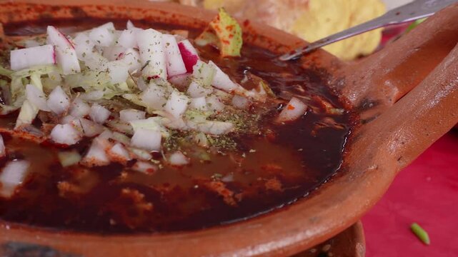 Plato de pozole rojo preparado, comida mexicana