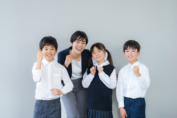 教室に並ぶ児童と先生　撮影協力：学校法人電波学園　東京電子専門学校