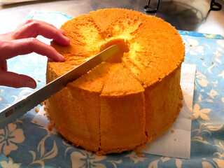 シフォンケーキをカット