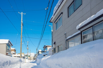 雪国の街並み：家々は雪まみれ