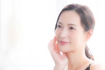 Papier peint photo intissé 美容のスキンケア、エステなどのイメージで使いやすい素肌感が美しい女性のクローズアップ