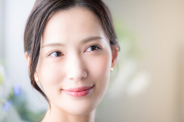 Naklejka premium 美容のスキンケア素肌感が美しい女性のクローズアップ 春夏のようなイメージ