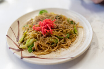 美味しい焼きそばを食べる