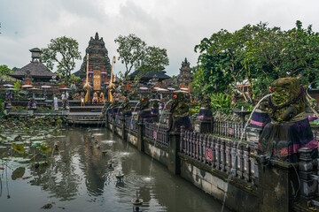 Obraz premium Traditional architecture and sculptures in Ubud Palace, Bali, Indonesia