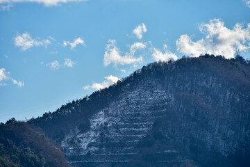 青空と雪が積もった山