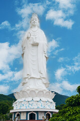Obraz premium Big white statue of Lady Buddha in Da Nang in the Linh Ung Pagoda in Vietnam in Asia in summer