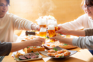 ビールで乾杯　冬の宴会　鍋料理