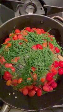 salicornia e pomodorini in padella, preparazione di pasta con asparagi di mare