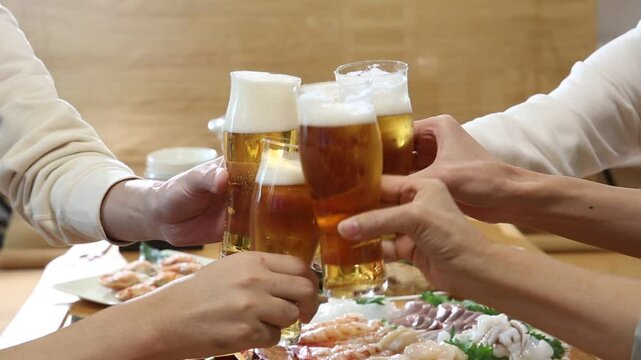 ビールで乾杯　冬の宴会　鍋料理