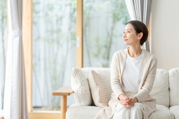 ソファに座る女性