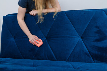 Niebieska sofa podczas czyszczenia, czyścić poplamiony materiał pokrywajacy łóżko 