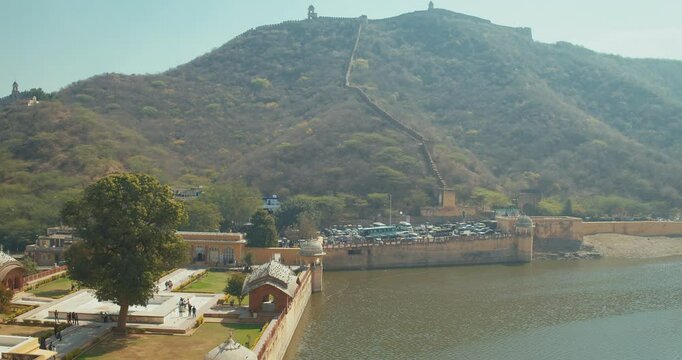 Jaipur, Rajasthan, India. Tourists Walk At Dil Aaram Bagh, Or Mughal Gardens 18th Century. Maota Lake. Travel To India. Popular Tourist Attraction In Jaipur. Included In Unesco World Heritage Site