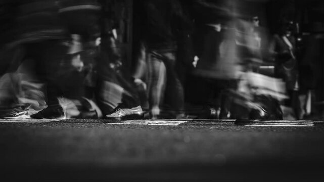 歩行者が移動する東京の渋谷スクランブル交差点　タイムラプス　モノクロ