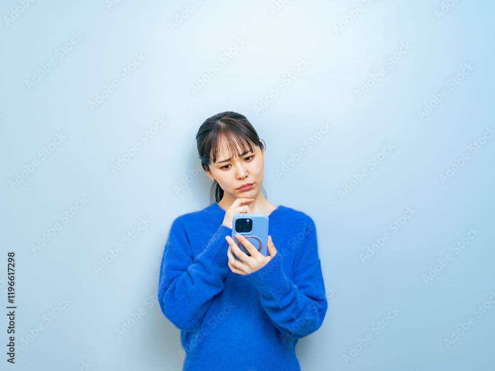 Poster スマホ、悩む、困る、トラブル、女性、日本人、アプリ、疑問、不安、心配、不満、残念、ニュース、フェイク、動画、不信感、警戒、SNS、デマ、詐欺、コピースペース、広告、若い、主婦、婚活、マッチング、考える、迷う、スマートフォン、webサイト、オンライン、ネット、求人、ソーシャルメディア、メール、悩み、問題、ストレス、落ち込む、がっかり、イライラ、ブルー、疲れ、炎上、なりすまし、乗っ取り、カジュアル、ク