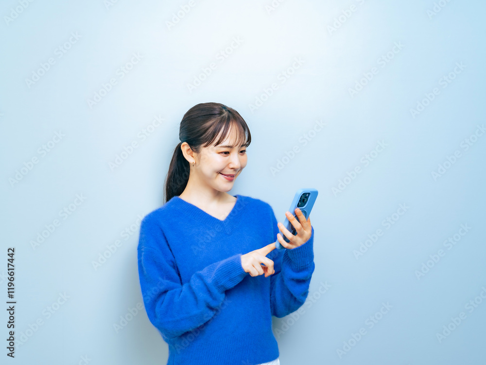 Poster スマホ、アプリ、SNS、女性、メール、日本人、ネット、スマートフォン、DX、ブラウザ、ゲーム、笑顔、ソーシャルメディア、ニュース、楽しい、キャンペーン、セール、ECサイト、eコマース、ポイント、クーポン、デジタル、データ、AI、マッチング、婚活、動画、オンライン、web、タッチ、操作、ブルー、シンプル、コピースペース、広告、副業、求人、主婦、若い、嬉しい、喜ぶ、携帯電話、ライフスタイル、カジュアル