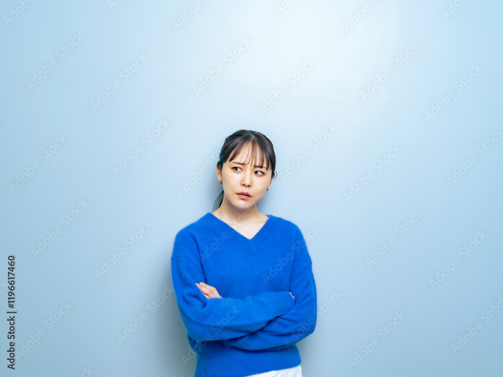 Poster 疑問、不満、不信感、不機嫌、イライラ、ストレス、怒る、悩む、女性、日本人、表情、ブルー、腕組み、コピースペース、広告、残念、がっかり、考える、悩み、困る、心配、不安、トラブル、問題、憂鬱、憂うつ、落ち込む、誤解、ノイローゼ、フラストレーション、メンタルヘルス、疑う、詐欺、警戒、怒り、クレーム、若い、主婦、カジュアル、ファッション、ニット、もやもや、ポートレート、美人、不服、嫌がる、嫌い、上半身、戸