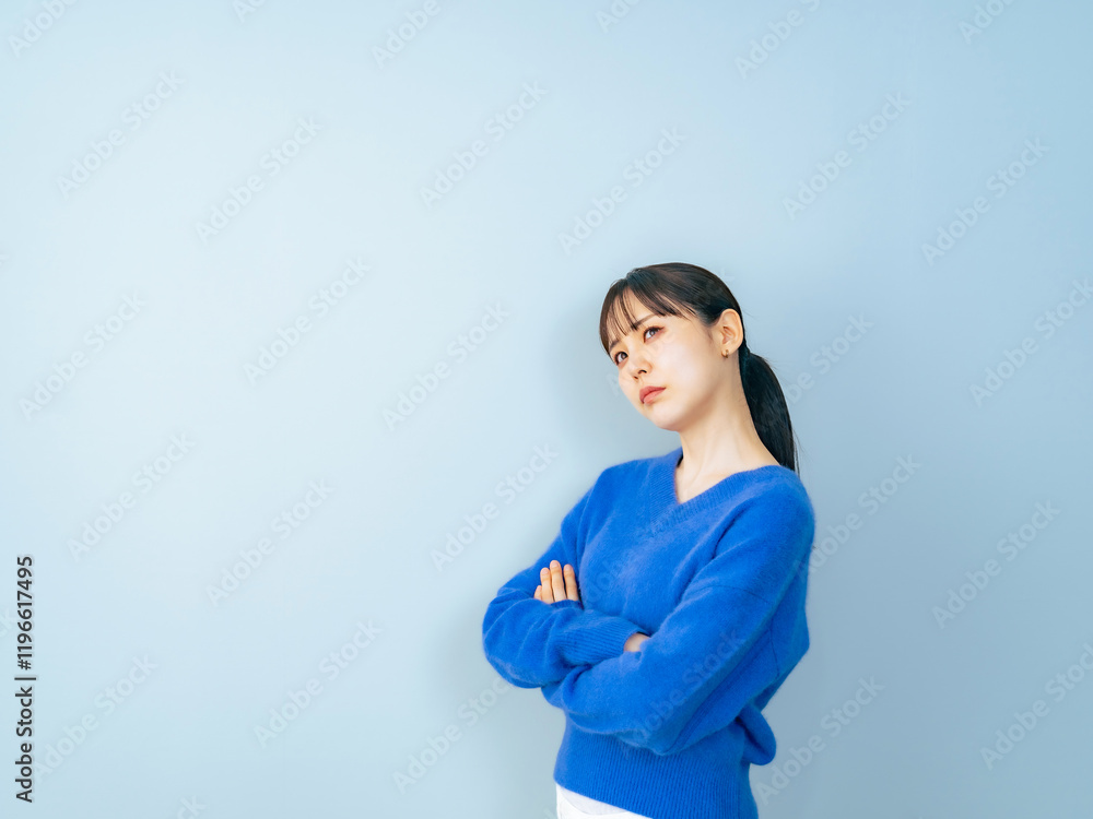 Poster 悩む、女性、考える、疑問、不満、不安、心配、困る、問題、トラブル、悩み、落ち込む、ブルー、がっかり、コピースペース、広告、表情、日本人、若い、ニット、セーター、もやもや、ストレス、不信感、残念、失敗、憂鬱、憂うつ、不機嫌、イライラ、悔しい、嫉妬、挫折、うんざり、ファッション、想像、疑う、クレーム、ポートレート、カジュアル、美人、上半身、主婦、婚活、マッチング、詐欺、警戒、腕組み、怒る、人物