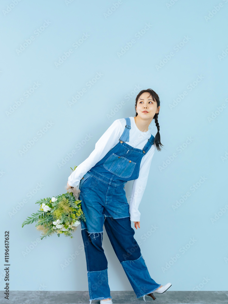 Aufkleber 女性、ポートレート、ブーケ、花嫁、ウェディング、花束、カジュアル、ファッション、デニム、ジーンズ、ブライダル、オーバーオール、サロペット、オールインワン、清潔感、透明感、ナチュラル、カントリー、田舎、若い、20代、30代、新婦、ビューティー、美容、三つ編み、コピースペース、広告、モデル、デザイン、写真館、フォトスタジオ、記念撮影、アメリカン、シンプル、ノームコア、前撮り、おしゃれ、カラーバック、ブ